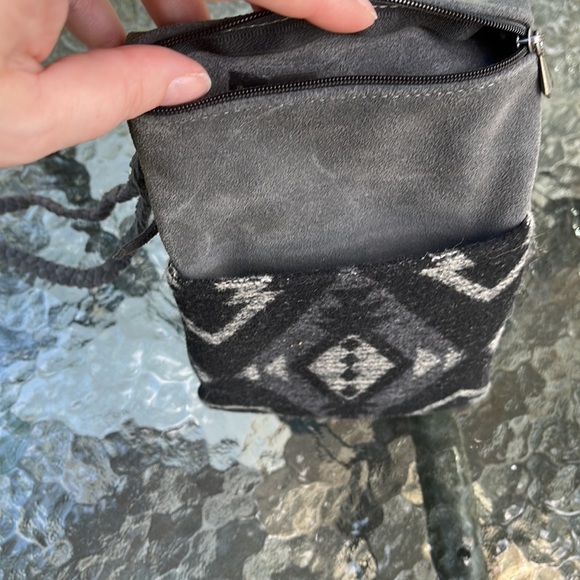 Never used genuine leather Manitobah Mukluks crossbody mini purse/phone purse - Picture 2 of 10